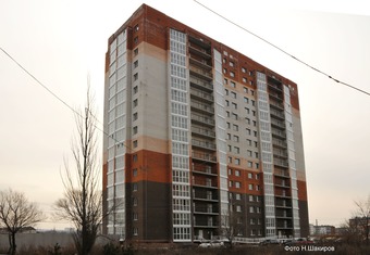 Четыре шестнадцатиэтажных кирпичных дома по ул. Сергея Ушакова в г. Уссурийске